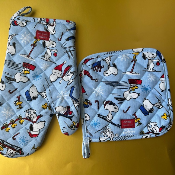 NWOT! PEANUTS SNOOPY CHRISTMAS OVEN MITT AND POTHOLDER SET. - Picture 2 of 7